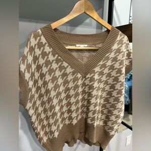 Woman’s sweater vest size large. Color tan and brown